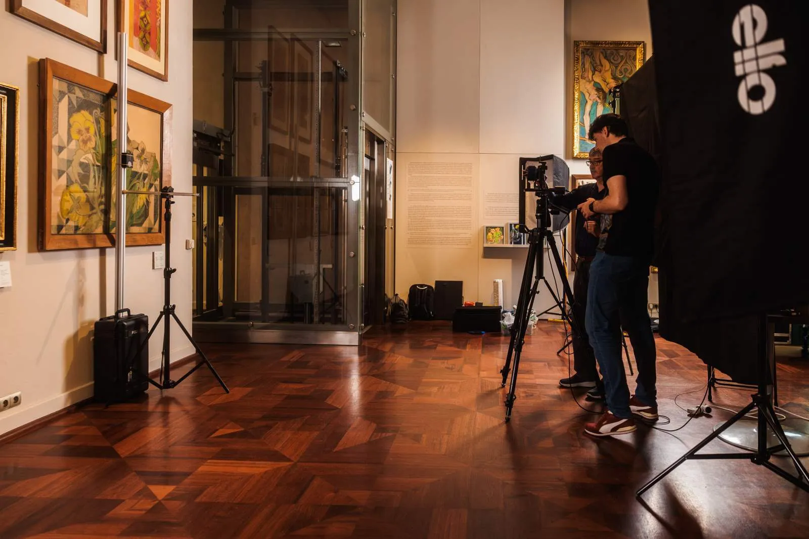 The process of scanning the art collection of Bank Pekao S.A.